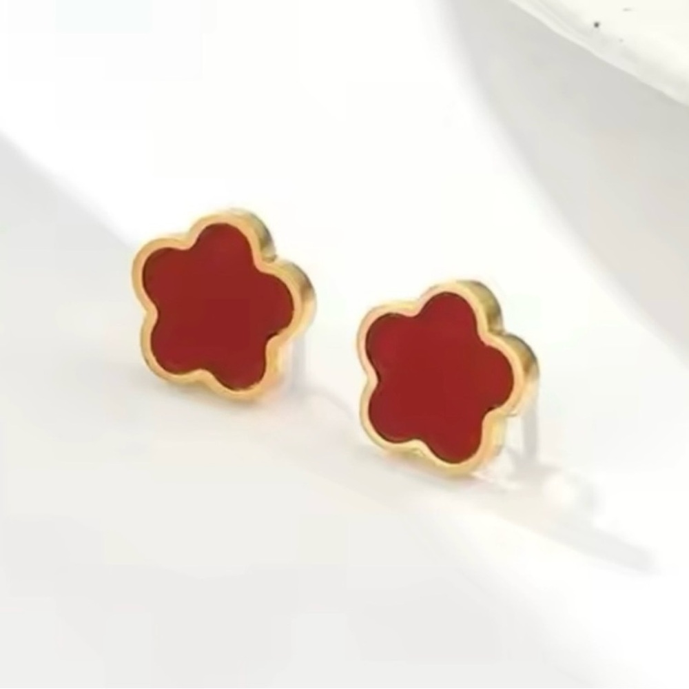 RED CLOVER STUD EARRINGS SET IN GOLD 6 LEAF QUATREFOIL-NEW - Picture 2 of 4